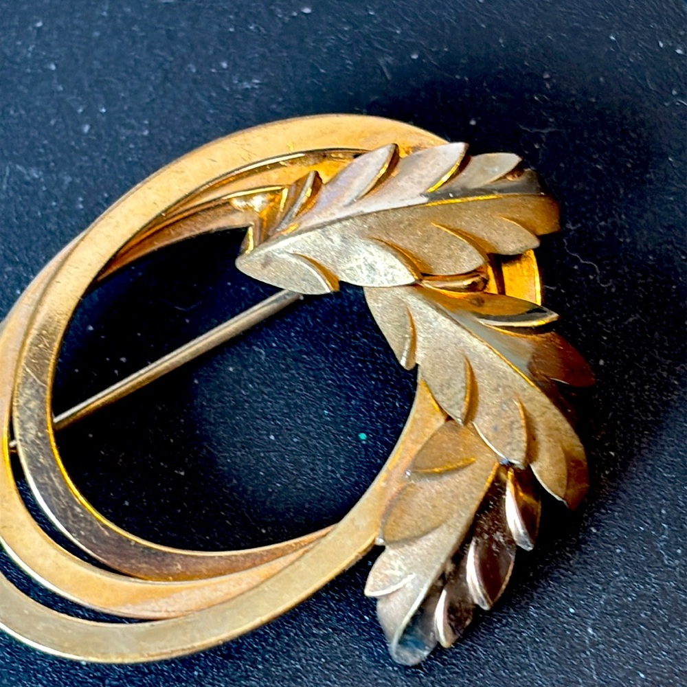 Gorgeous Vintage signed Dce 1/20 14Kt gf brooch.
